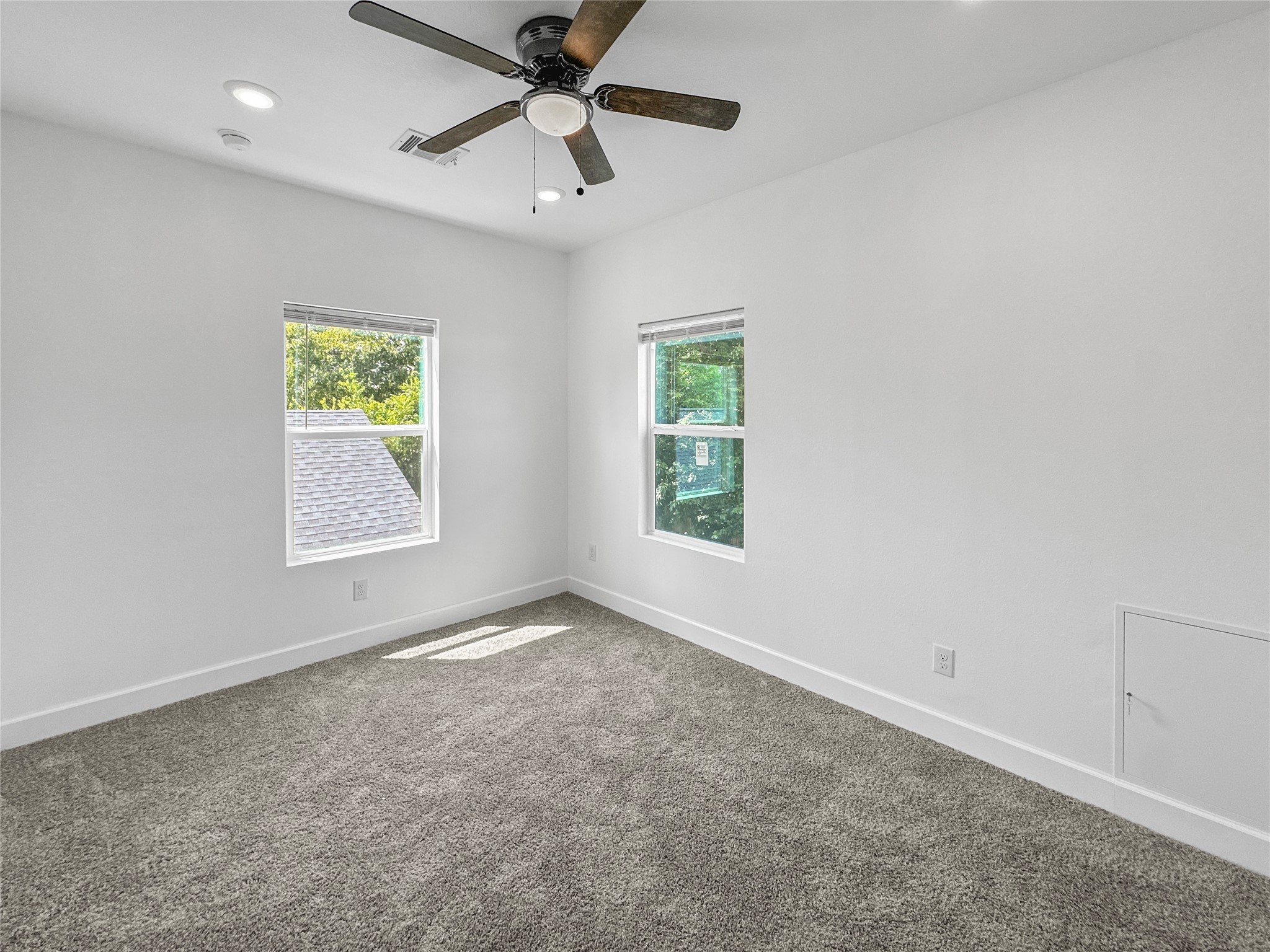 8141 Jeffery Street Houston, TX 77028 - Photo 18 of 27 an empty room with windows and fan