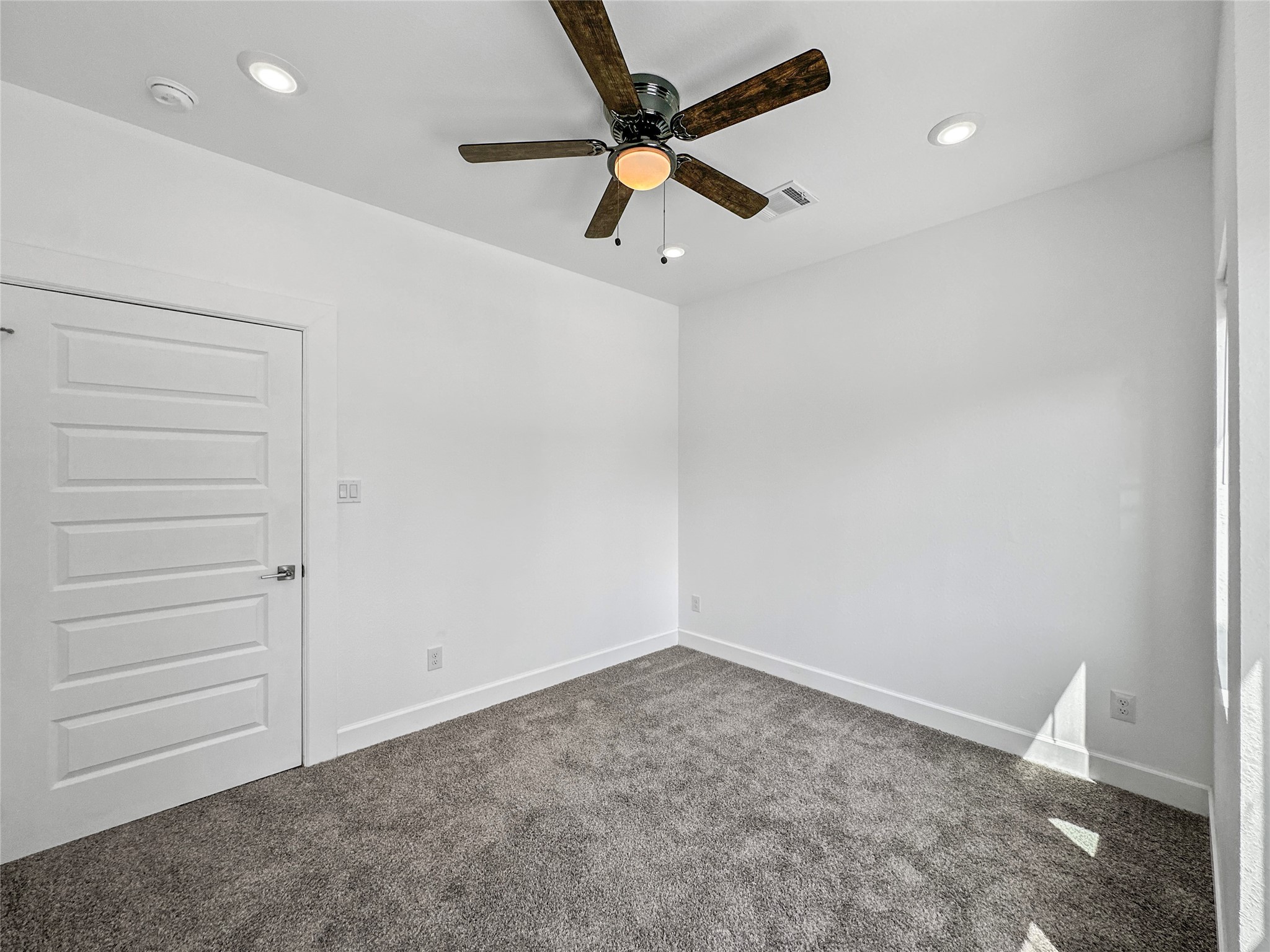 8141 Jeffery Street Houston, TX 77028 - Photo 24 of 27 an empty room with a ceiling fan