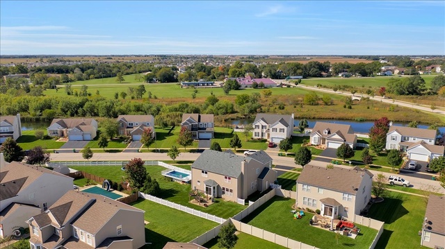25405 Spring Street Manhattan, IL 60442 - Photo 7 of 36 an aerial view of a houses with a outdoor space