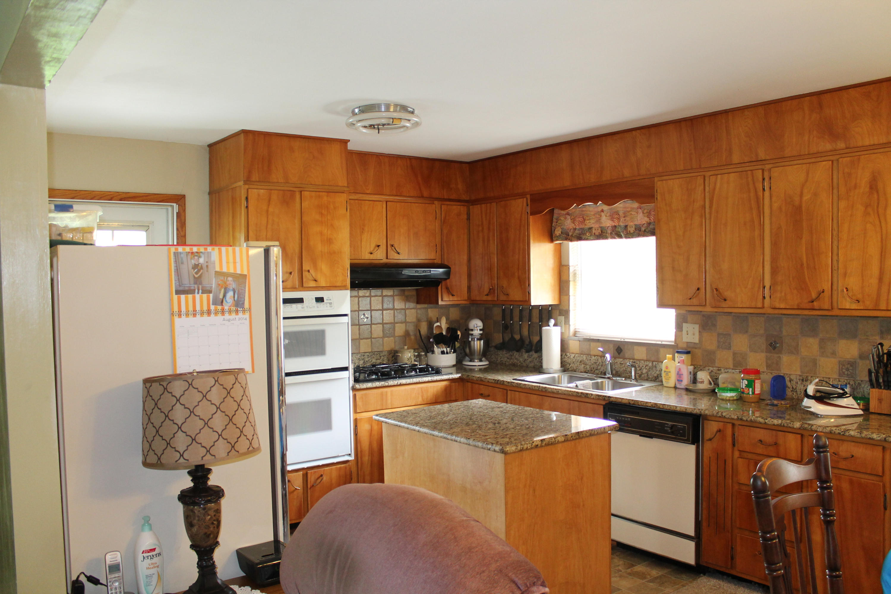 Kitchen w/granite counters