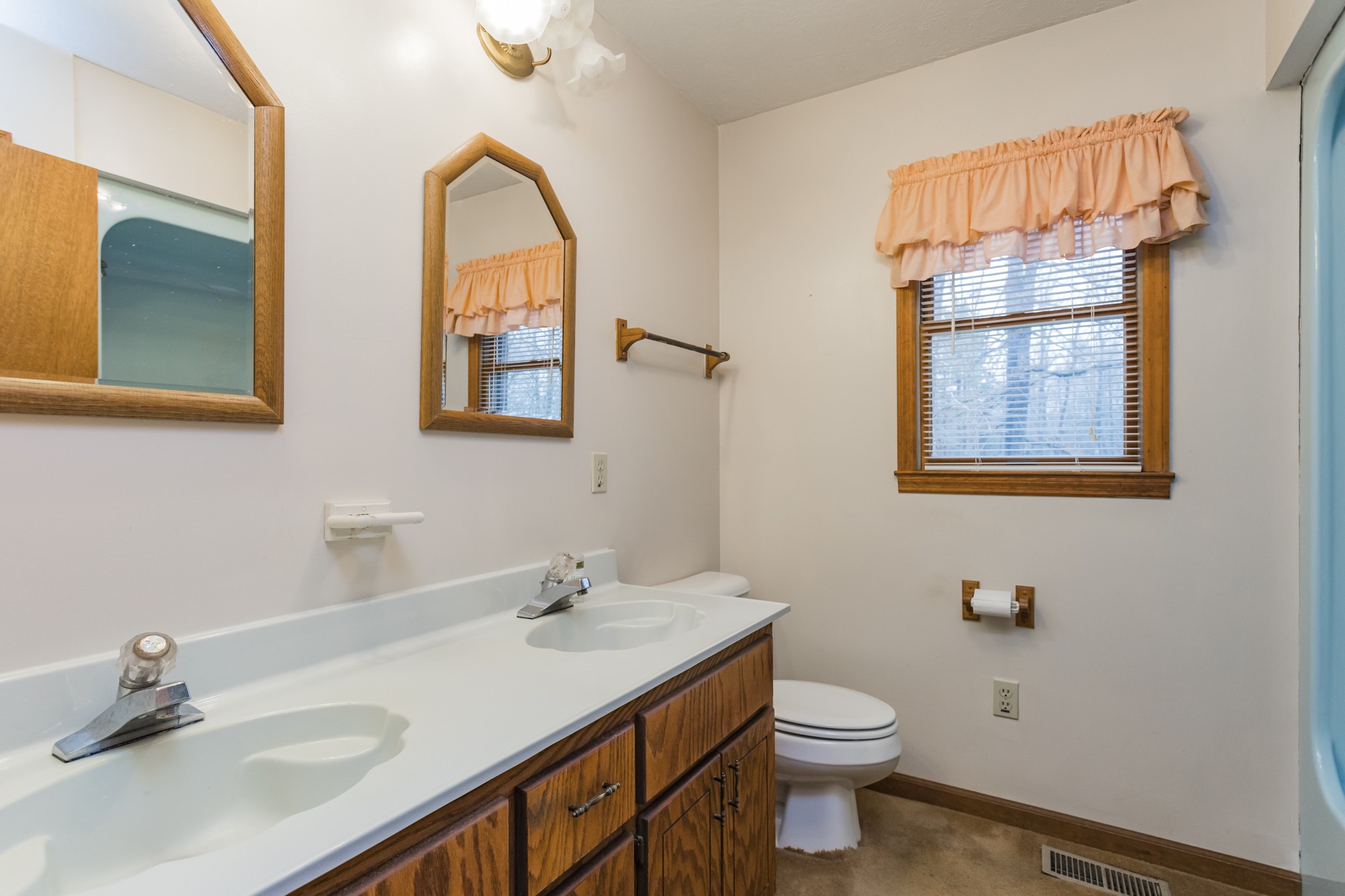 338 Black Road Dickson, TN 37055 - Photo 10 of 22 a bathroom with a toilet a sink and mirror