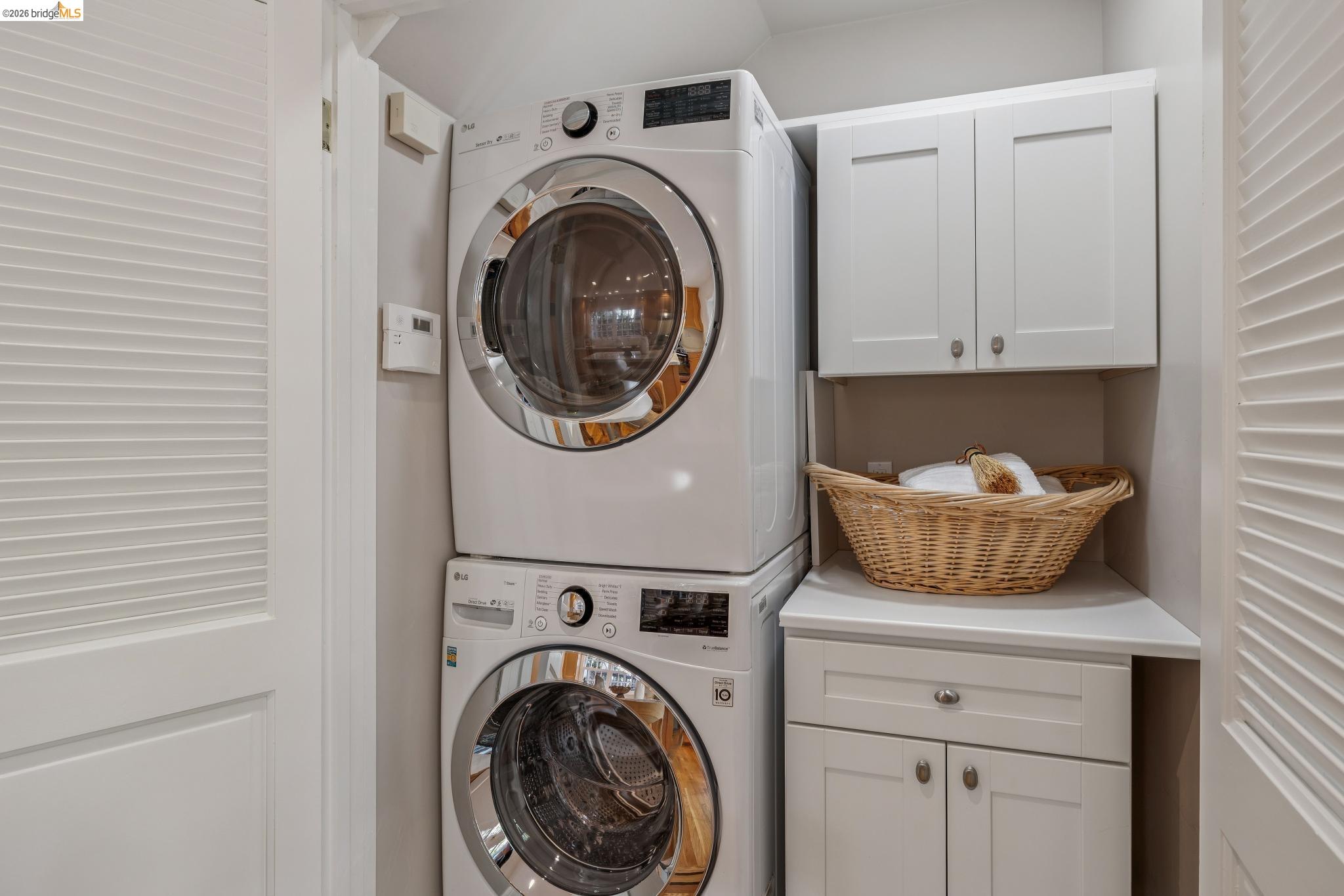 900 Rosemount Road Oakland, CA 94610 - Photo 40 of 59 a utility room with dryer and washer