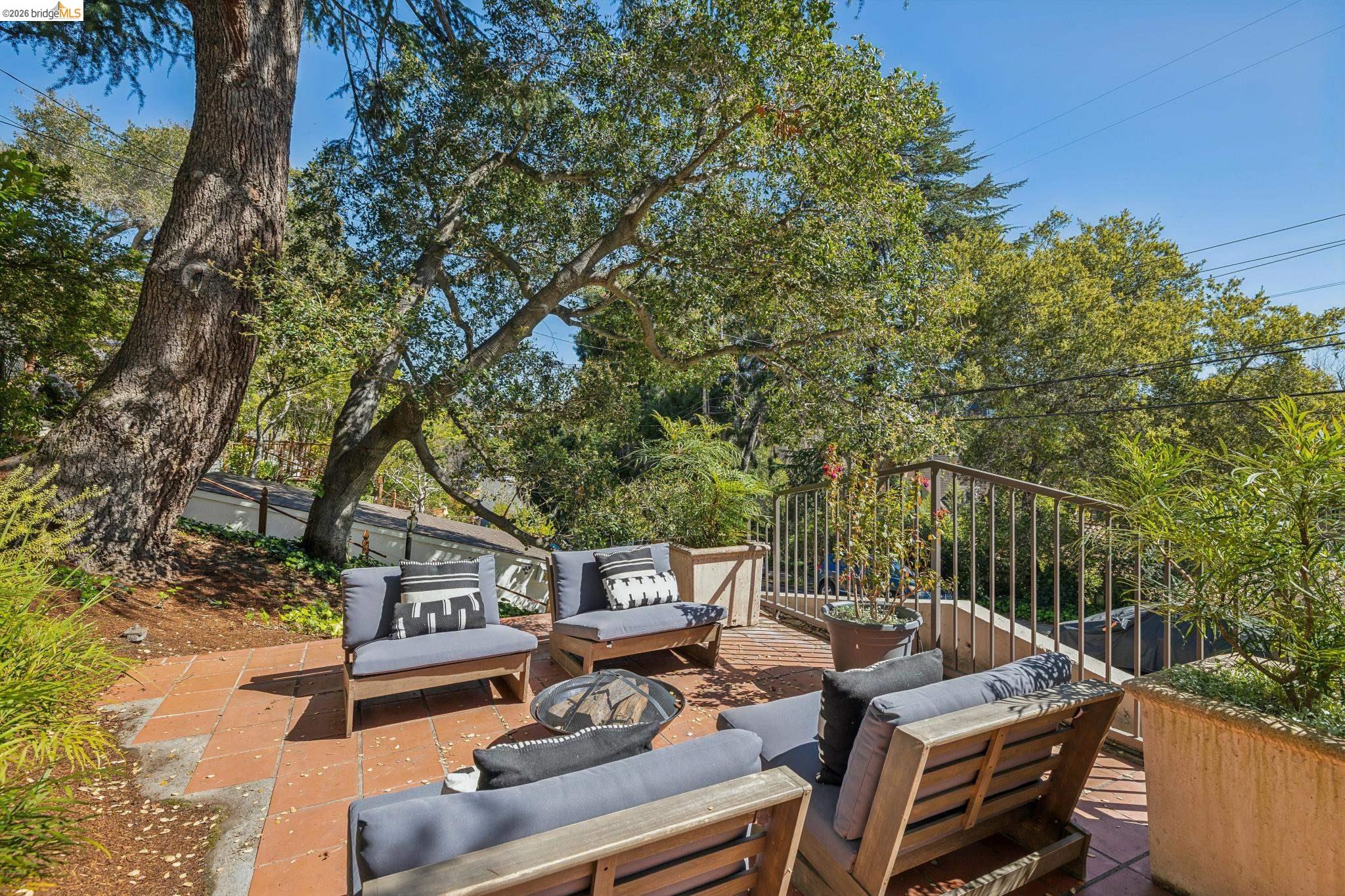 900 Rosemount Road Oakland, CA 94610 - Photo 4 of 59