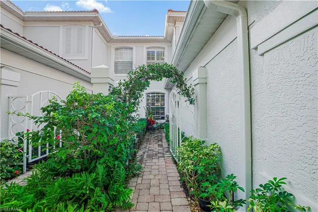 a view of a pathway with house on both side