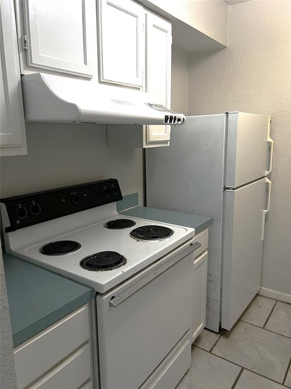 701 West Sycamore Street, Unit 103 Denton, TX 76201 - Photo 4 of 7 Kitchen. Appliances are white.