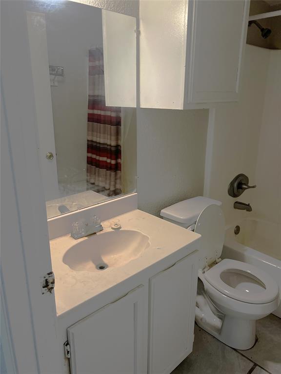 701 West Sycamore Street, Unit 103 Denton, TX 76201 - Photo 7 of 7 Bathroom. Notice the shower/tub combo.