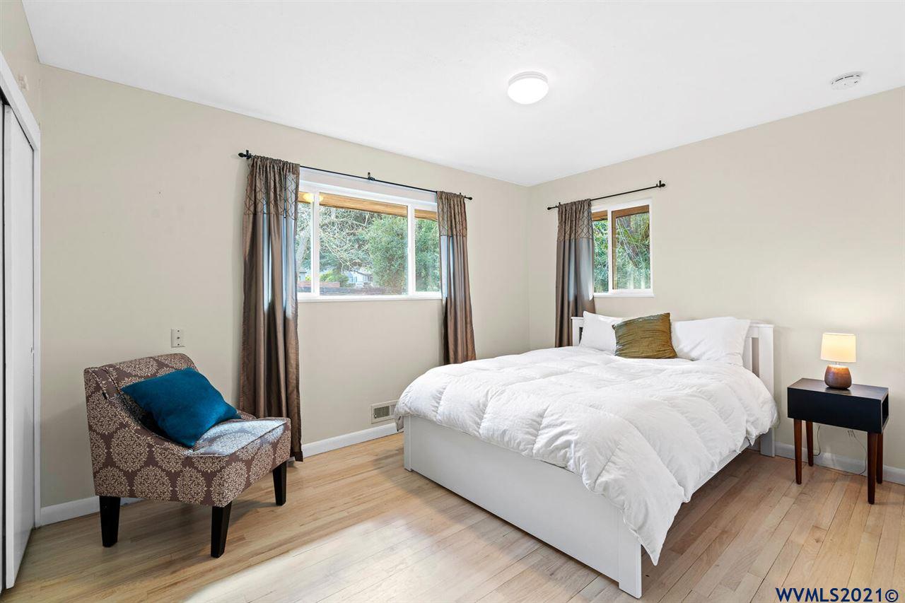 5533 Southwest Vermont Street Portland, OR 97219 - Photo 17 of 30