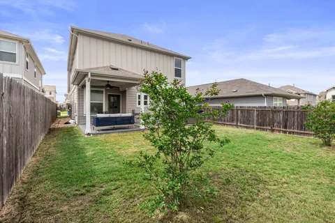 a view of a house with backyard and garden