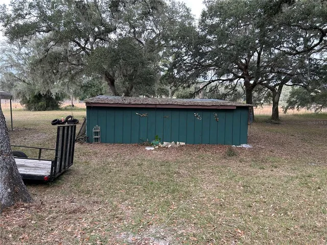 a view of a backyard