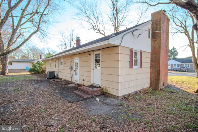 a view of a house with backyard