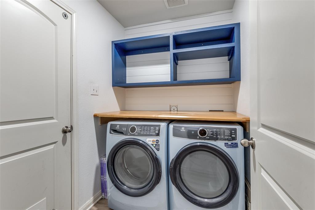 201 Cattlemans Crk Road Newark, TX 76071 - Photo 12 of 25 a utility room with dryer and washer