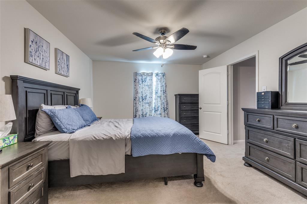 201 Cattlemans Crk Road Newark, TX 76071 - Photo 13 of 25 a bedroom with a bed and a dresser