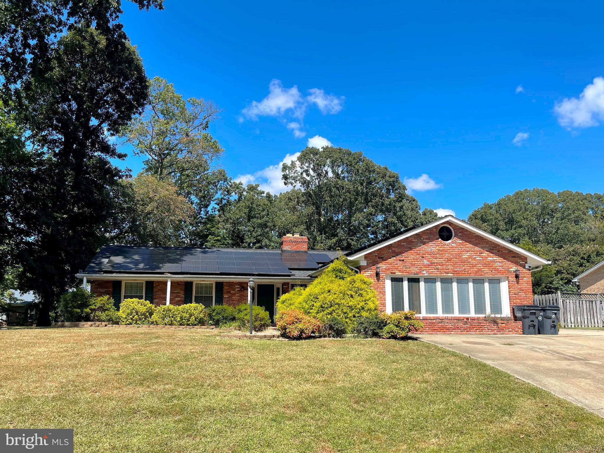3BR 2.5FB lakefront rambler with in-ground pool