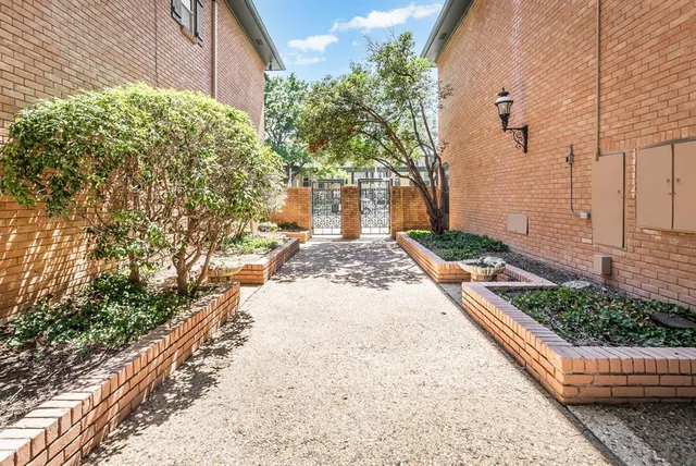a view of a backyard with pathway