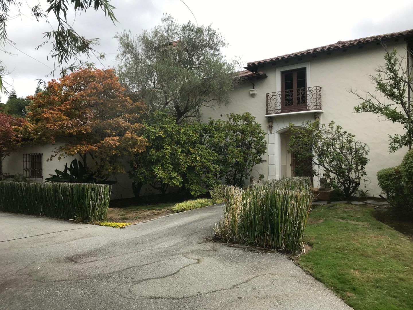 a view of a back yard of the house