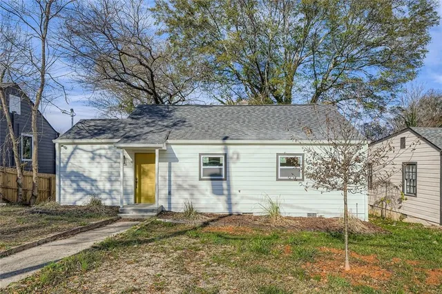 a view of a house with a yard