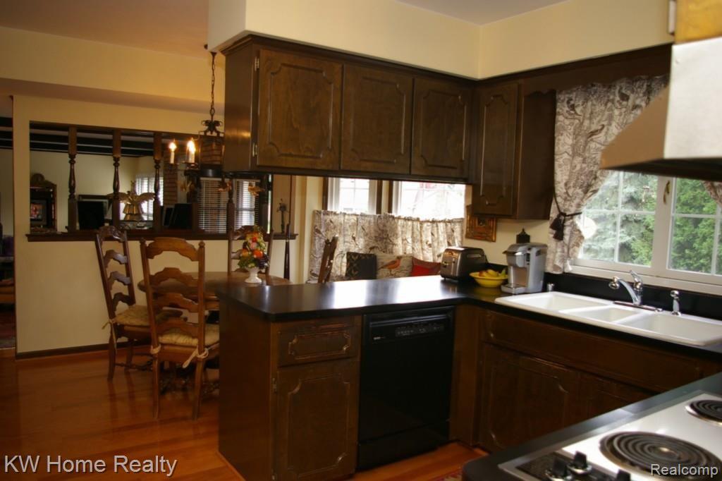 35896 Charter Crest Road Farmington, MI 48335 - Photo 14 of 23 Kit1.jpg