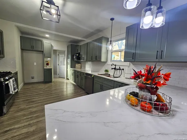 $344,900 | 624 South Austin Street, Seguin, TX 78155