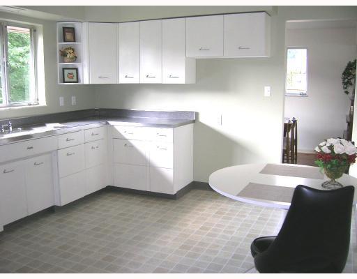 407 Soose Road Pittsburgh, PA 15209 - Photo 6 of 13 Kitchen. Alternate view of spacious kitchen and table area
