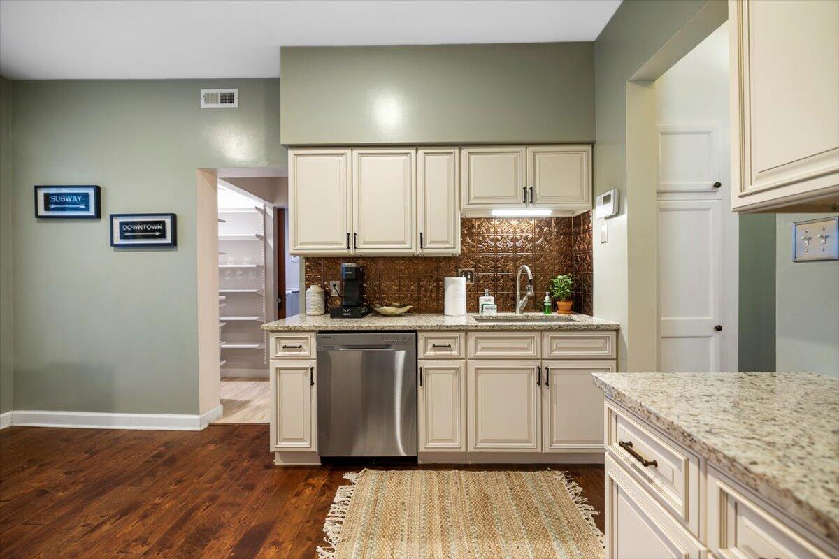1062 Bryden Road Columbus, OH 43205 - Photo 28 of 68 25-Kitchen-1062 Bryden Rd -45
