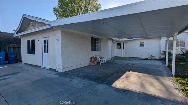 a view of a house with backyard