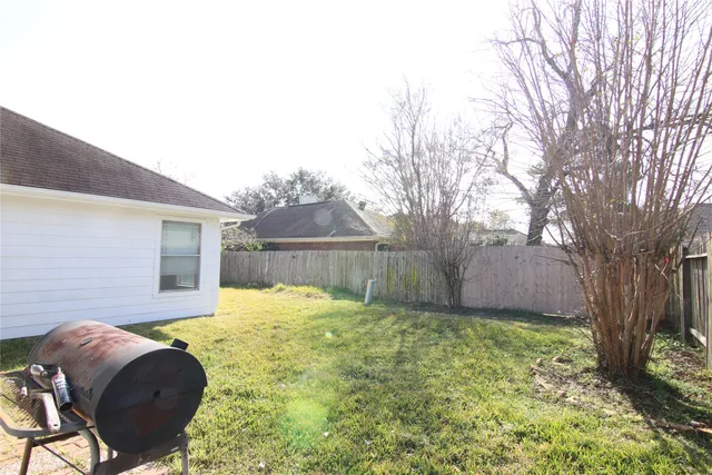 a house view with backyard space