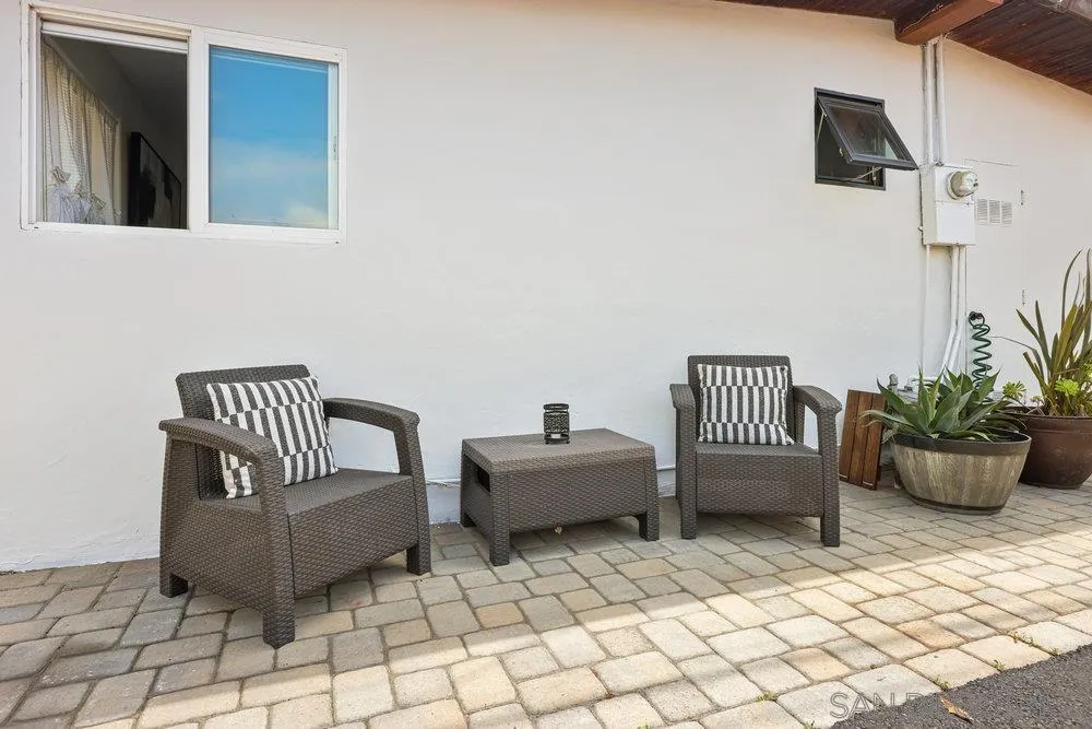 720 Valley Avenue Solana Beach, CA 92075 - Photo 11 of 12 a room with furniture