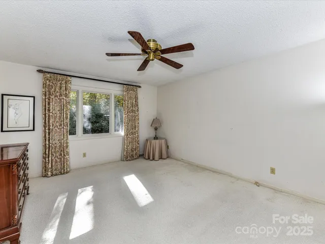 a view of empty room with window