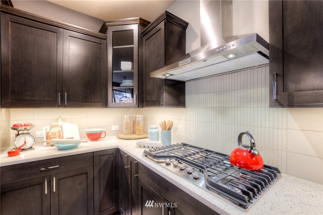 5748 Northeast 7th Court Renton, WA 98059 - Photo 3 of 18