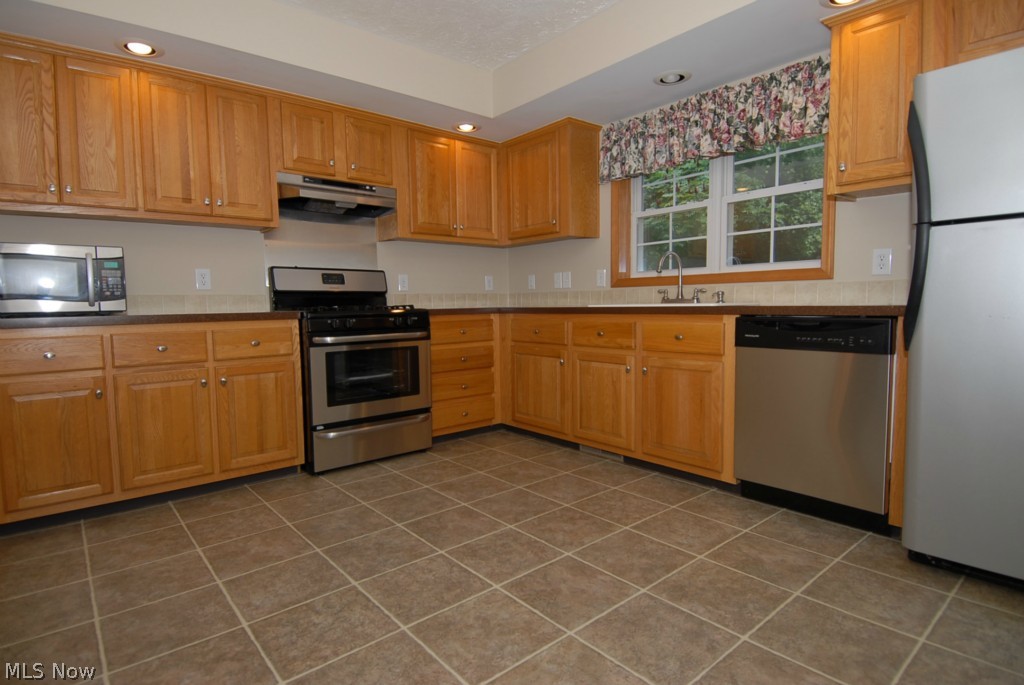 16428 Flint Ridge Road Southeast Newark, OH 43056 - Photo 4 of 20 Beautiful kitchen with newer appliances