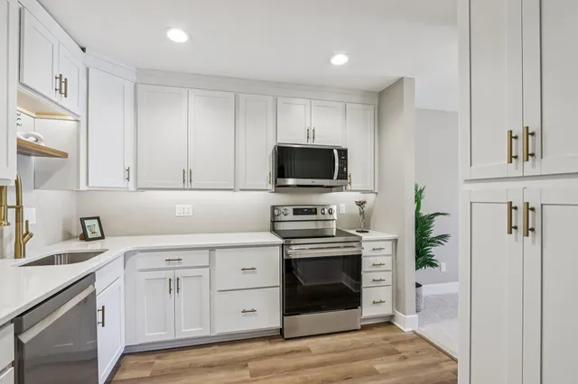 $279,000 | 303 East Henry Clay Street, Unit 306, Whitefish Bay, WI 53217