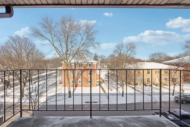 $279,000 | 303 East Henry Clay Street, Unit 306, Whitefish Bay, WI 53217