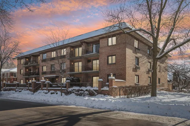 $279,000 | 303 East Henry Clay Street, Unit 306, Whitefish Bay, WI 53217