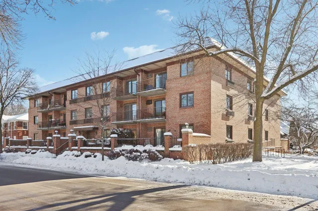 $279,000 | 303 East Henry Clay Street, Unit 306, Whitefish Bay, WI 53217