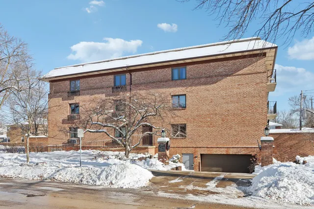 $279,000 | 303 East Henry Clay Street, Unit 306, Whitefish Bay, WI 53217