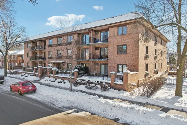 $279,000 | 303 East Henry Clay Street, Unit 306, Whitefish Bay, WI 53217