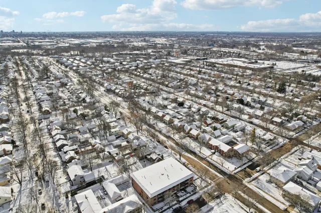 $279,000 | 303 East Henry Clay Street, Unit 306, Whitefish Bay, WI 53217