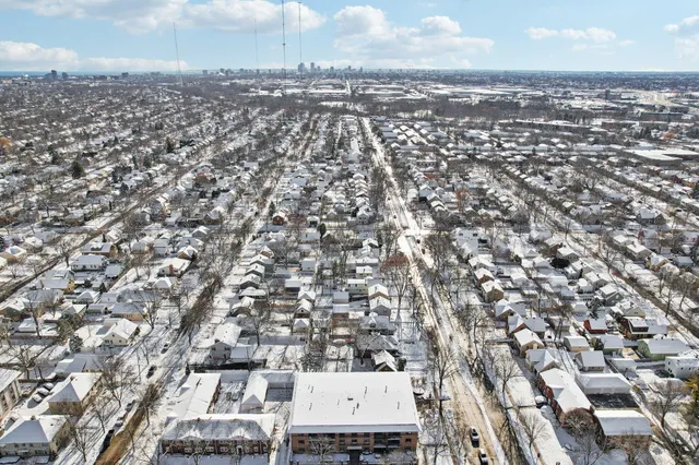 $279,000 | 303 East Henry Clay Street, Unit 306, Whitefish Bay, WI 53217