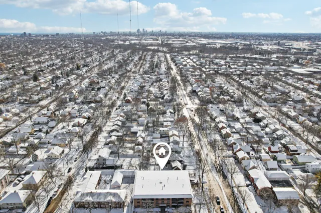 $279,000 | 303 East Henry Clay Street, Unit 306, Whitefish Bay, WI 53217