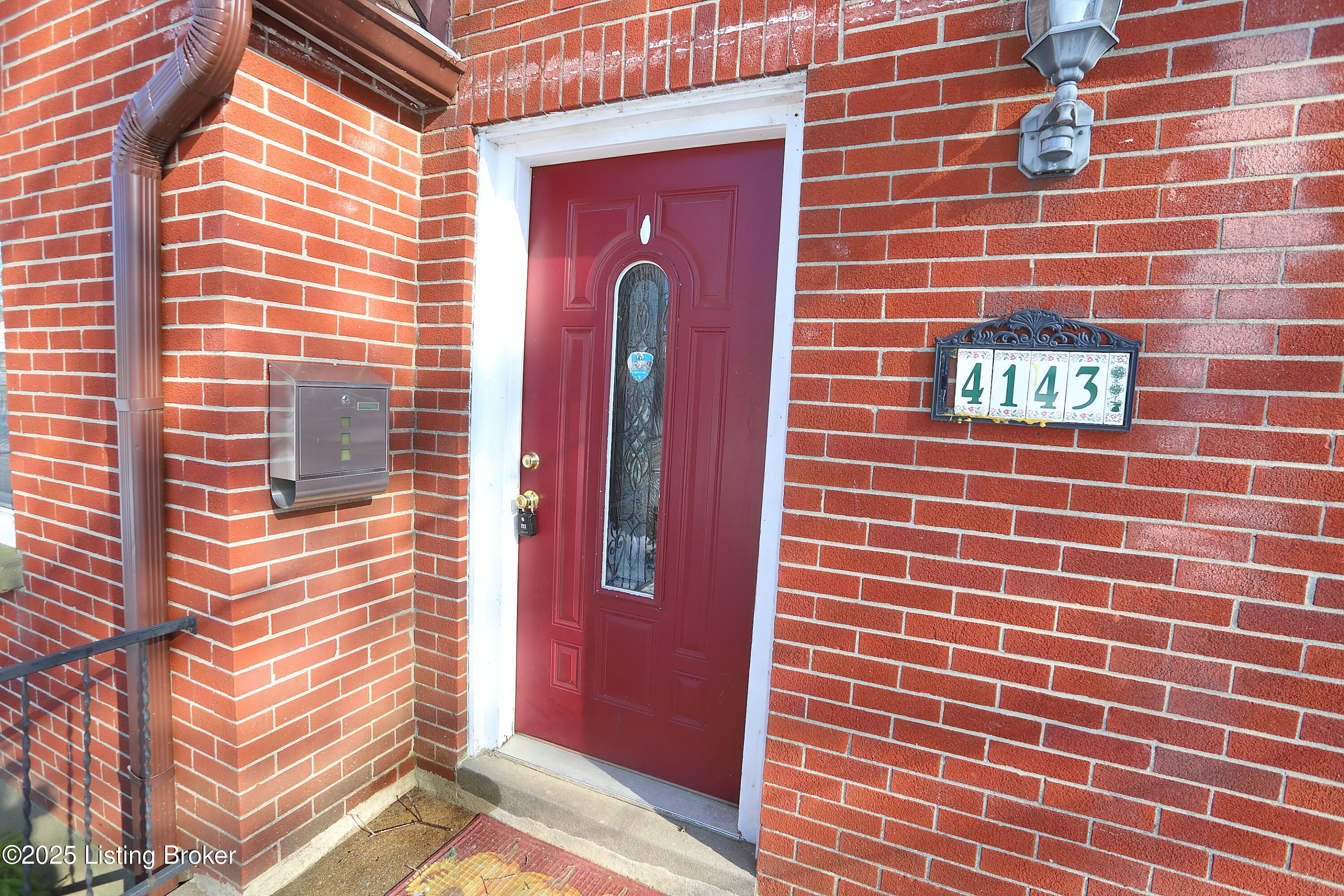 4143 Dover Road Louisville, KY 40216 - Photo 7 of 59 Front Porch