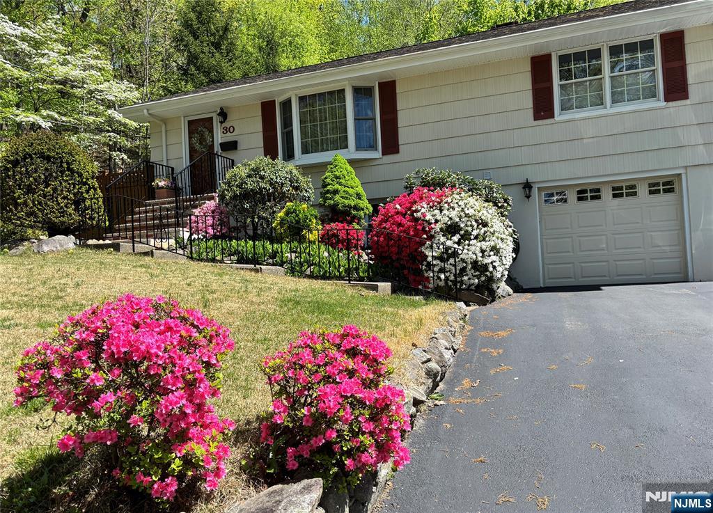 30 Knolls Road Bloomingdale, NJ 07403 - Photo 2 of 32