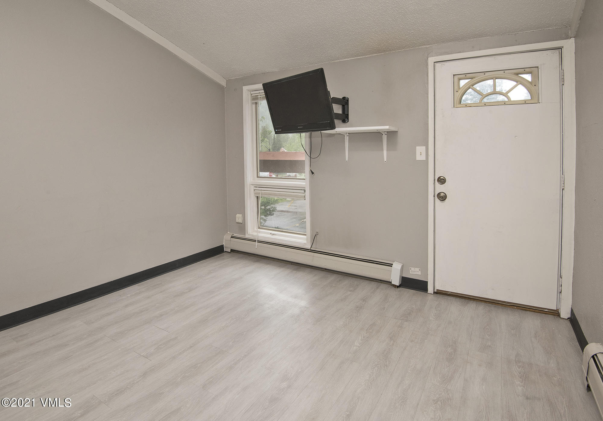 4506 Spruce Way, Unit 4 Vail, CO 81657 - Photo 16 of 31 an empty room with windows