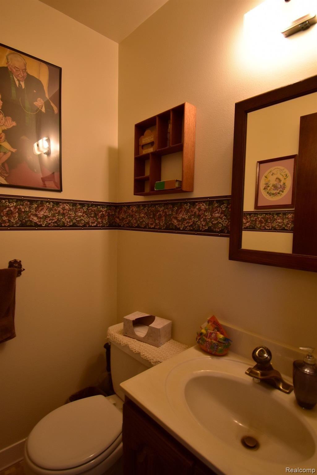 8571 Farley Road Pinckney, MI 48169 - Photo 11 of 32 9 POWDER ROOM.JPG