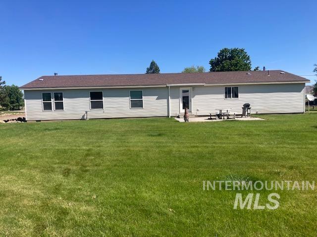 1095 County Road 70 Weiser, ID 83672 - Photo 26 of 44 Expansive rear yard featuring a wide grass lawn and a concrete patio