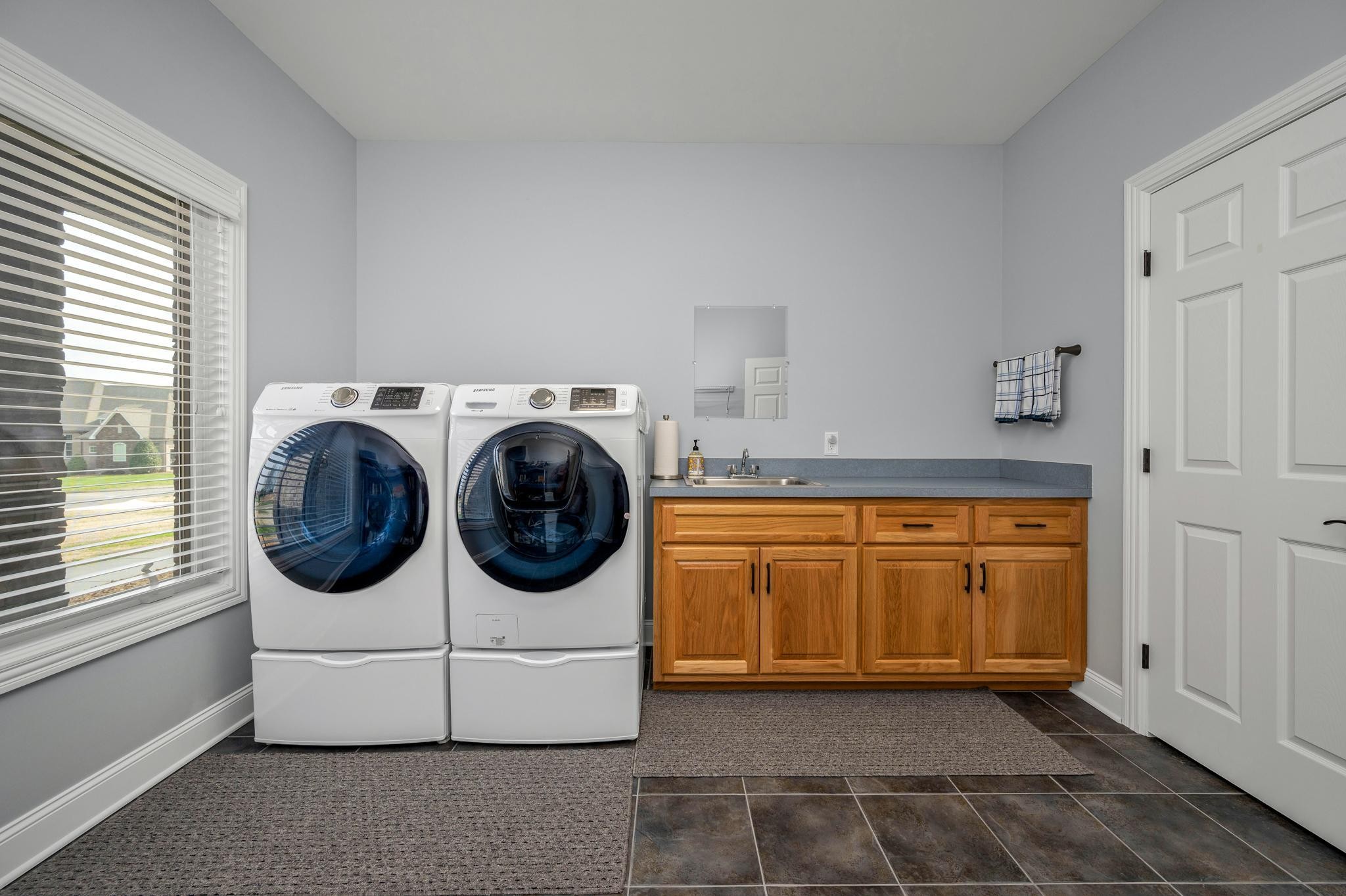 290 Cascade Drive Winchester, TN 37398 - Photo 27 of 68 a utility room with washer and dryer