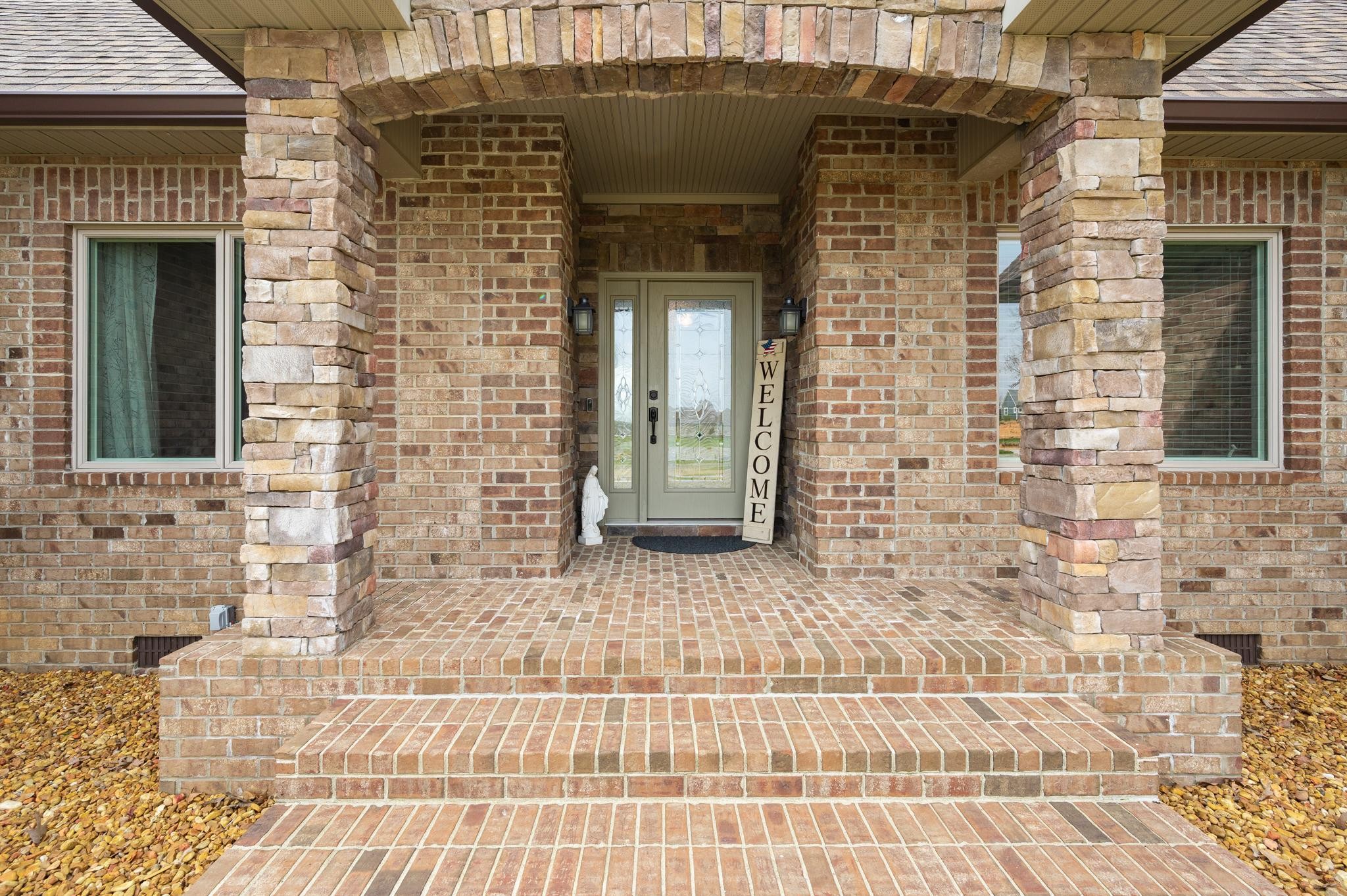 290 Cascade Drive Winchester, TN 37398 - Photo 7 of 68 a brick house with a outdoor space