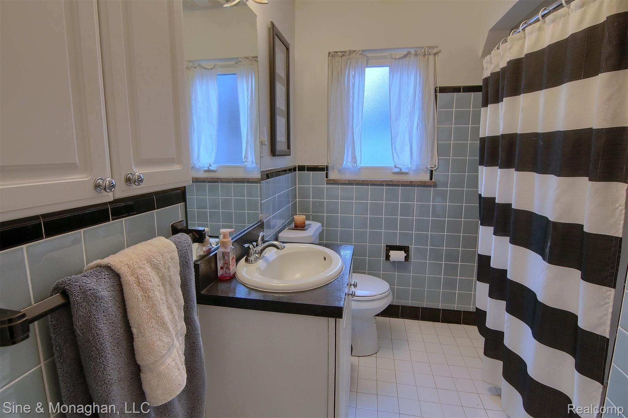 1226 Hampton Road Grosse Pointe, MI 48236 - Photo 17 of 26 17-Bathroom.jpg