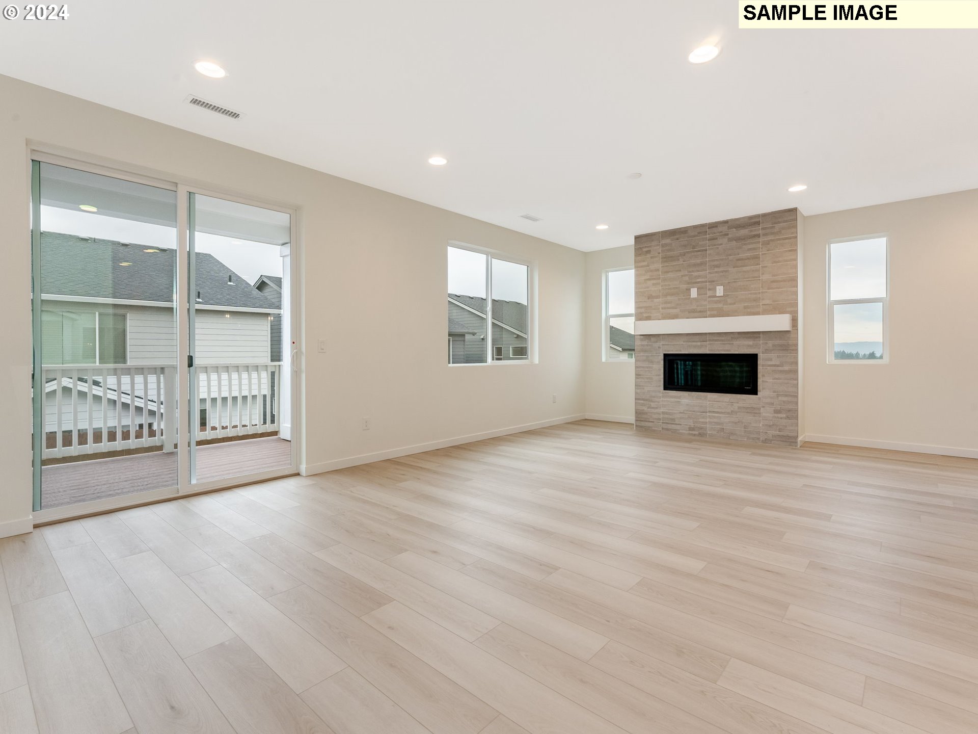 913 Northwest 178th Street Ridgefield, WA 98642 - Photo 14 of 48 an empty room with windows and cabinet
