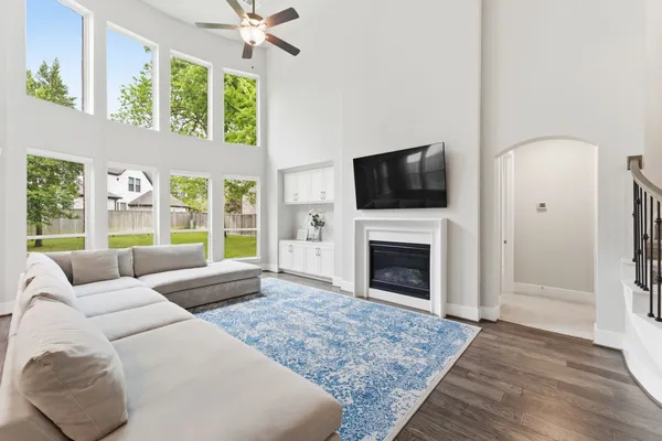 $1,160,000 | 118 North Winter Sunrise Circle, The Woodlands, TX 77375