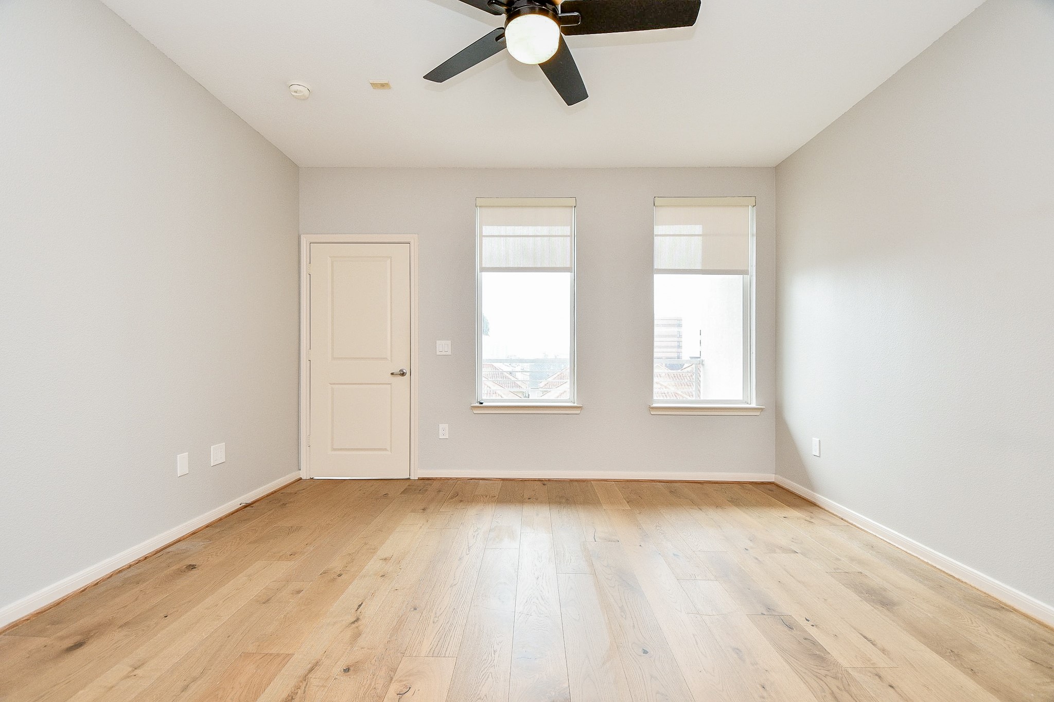 505 Jackson Hill Street, Unit 307 Houston, TX 77007 - Photo 24 of 30 an empty room with wooden floor and windows